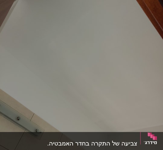 תקרה צבועה בלבן עם קירות אריחים